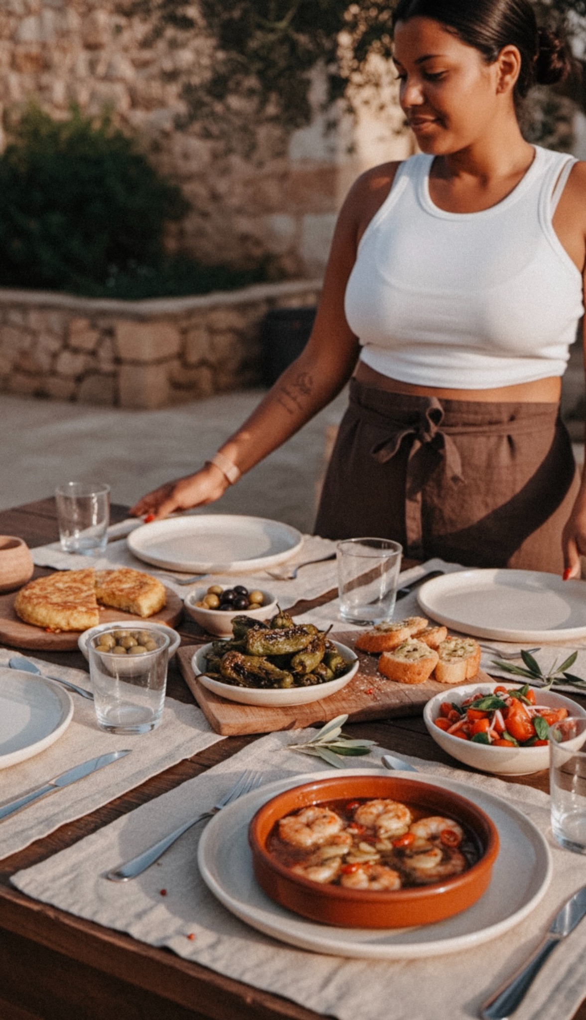 Jessica Nardone an einer mediterranen Tafel auf Mallorca