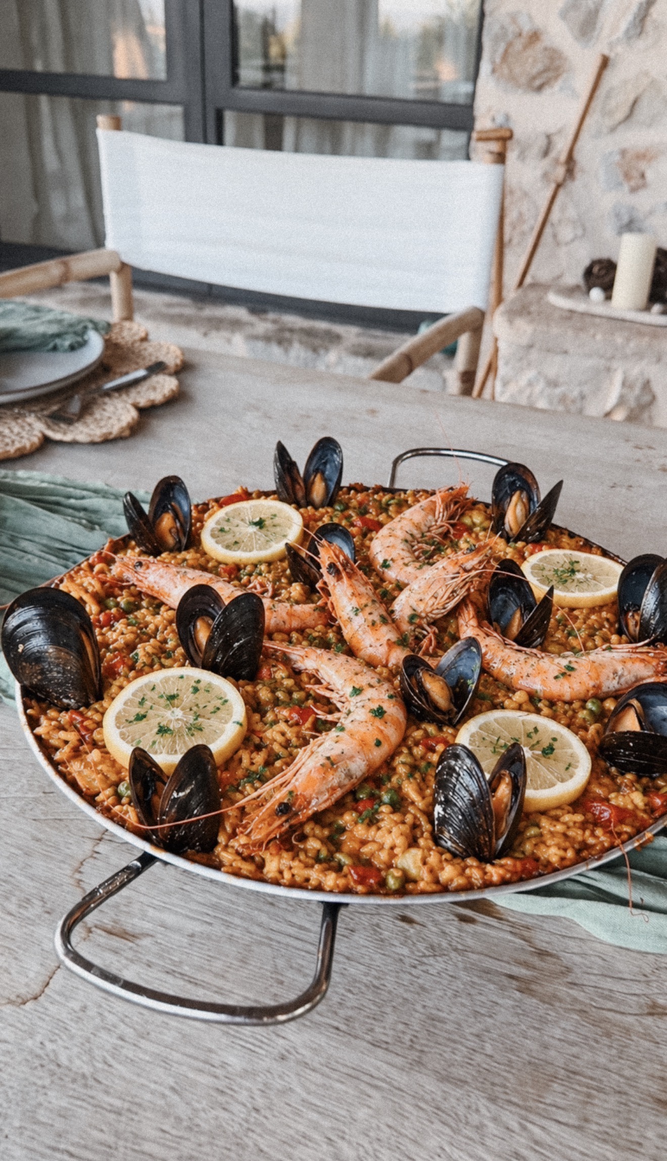 Paella mit Garnelen, Muscheln und Zitrone