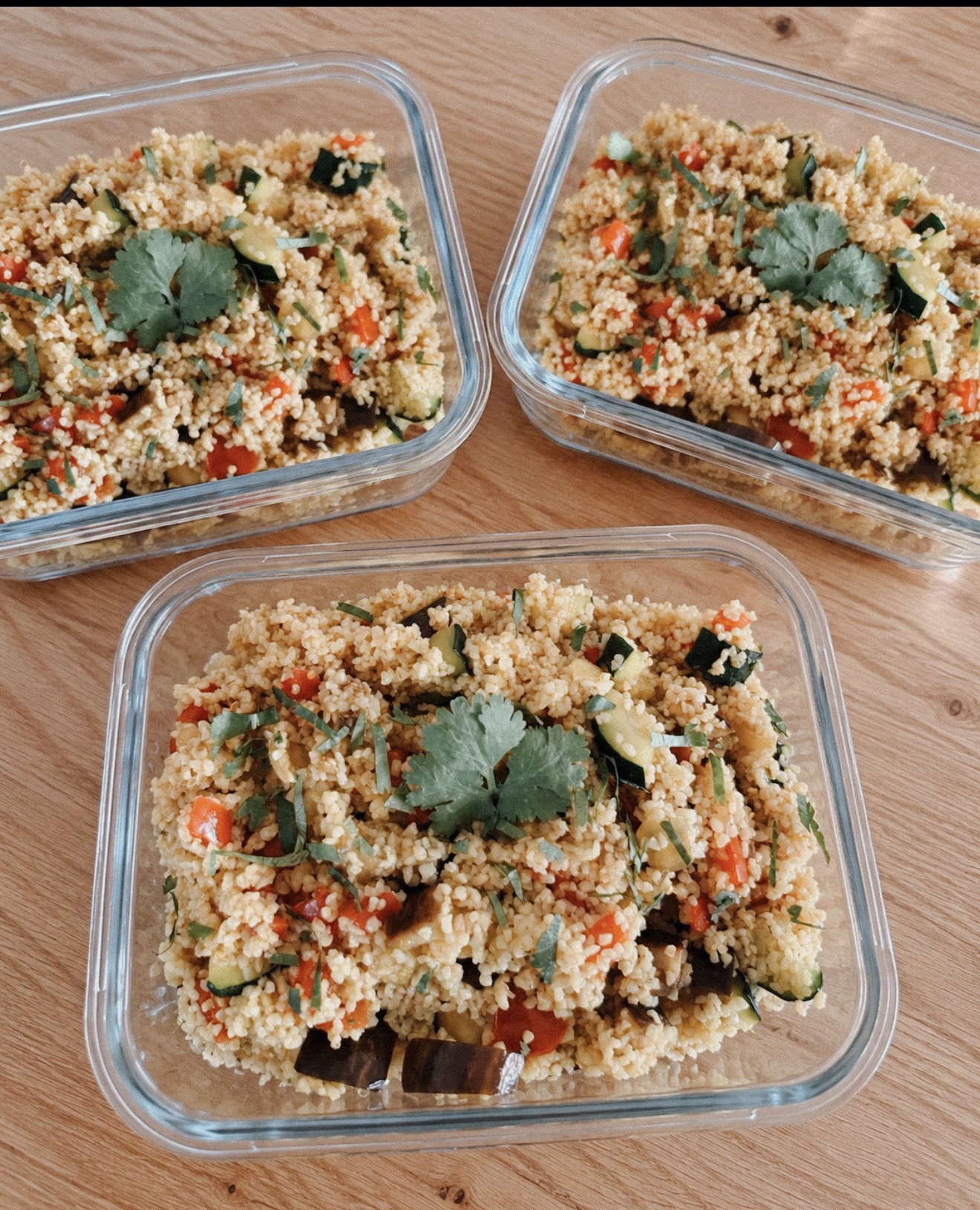 Vorbereiteter Bulgur mit Ofengemüse